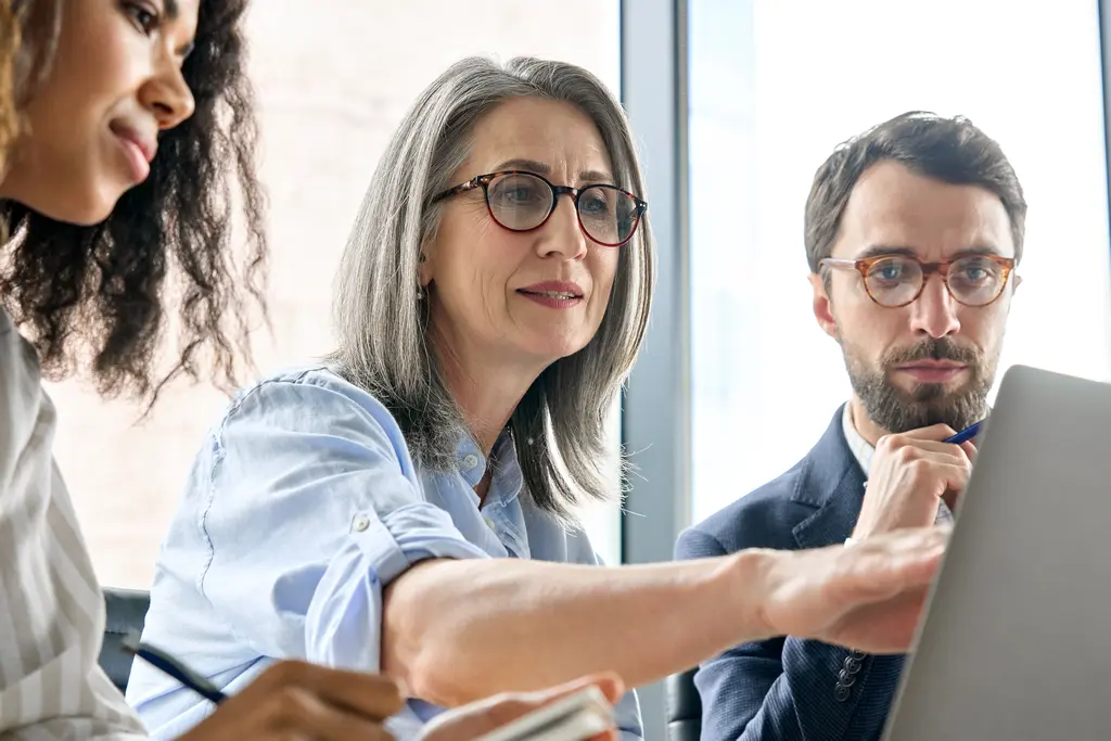 Cómo superar las barreras de comunicación en equipos diversos Cómo superar las barreras de comunicación en equipos diversos