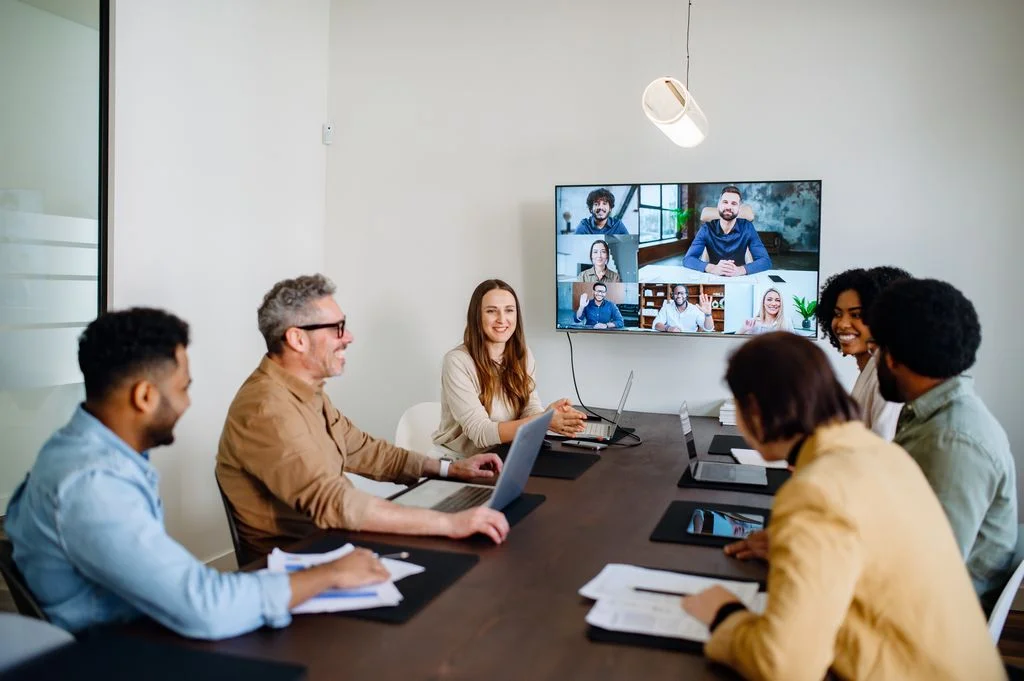 8 Estrategias Exitosas de Comunicación Híbrida para Implementar Este Año 8 Estrategias Exitosas de Comunicación Híbrida para Implementar Este Año