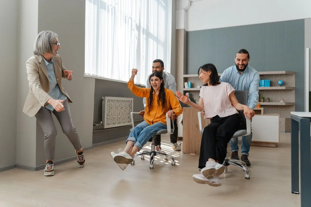 shutterstock_2490278889.jpg Cómo colaborar con éxito en equipos multigeneracionales en el entorno laboral actual