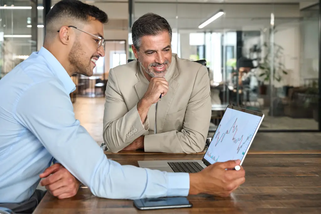 Qué es la escucha activa: 7 estrategias para mejorarla y cerrar más ventas Qué es la escucha activa: 7 estrategias para mejorarla y cerrar más ventas